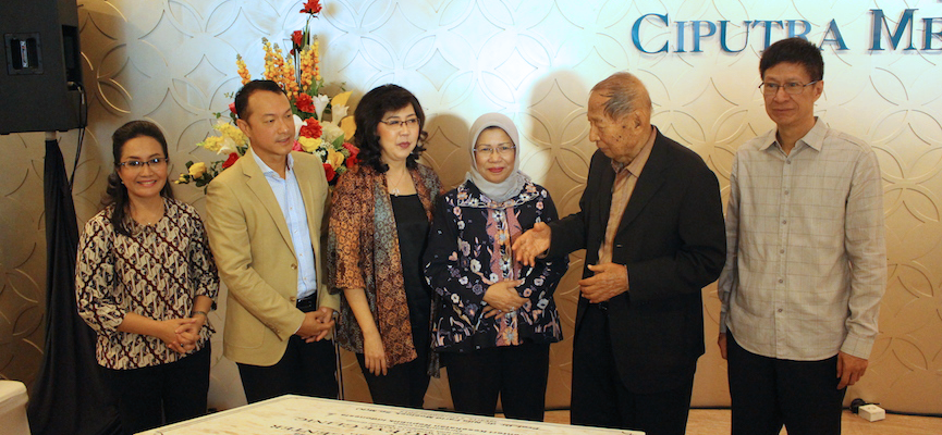 Dr Hoji Dr Beng Teck Liang Veimeirawaty Kusnadi Dr Tri Hesti Dr Ir Ciputra Cakra Ciputra setelah penandatangan prasasti dan MOU DokterSehat