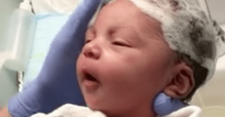 doktersehat-taveon-glenn-bayi-mandi