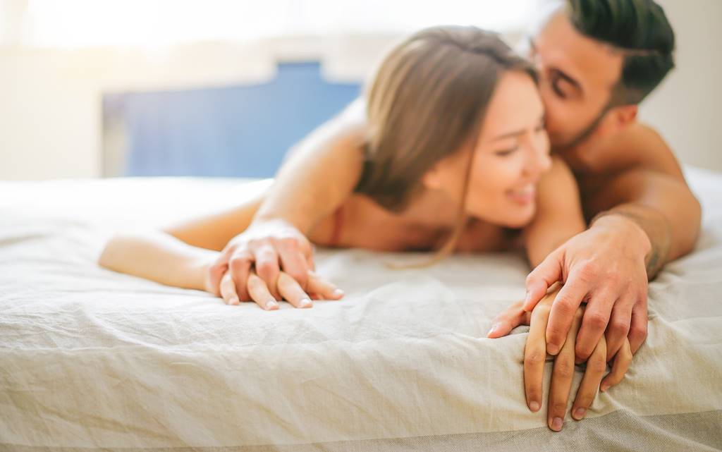 Красивые молодые люди показывают свой домашний секс в спальне