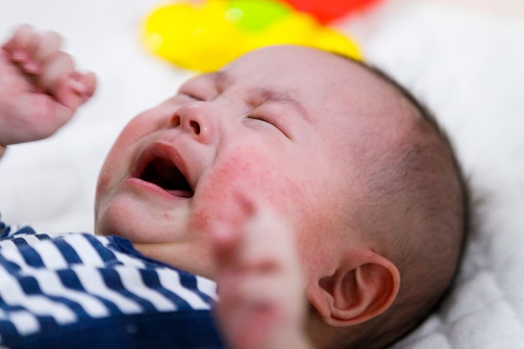 11 Penyebab Bayi Menangis Terus dan Cara Menenangkannya