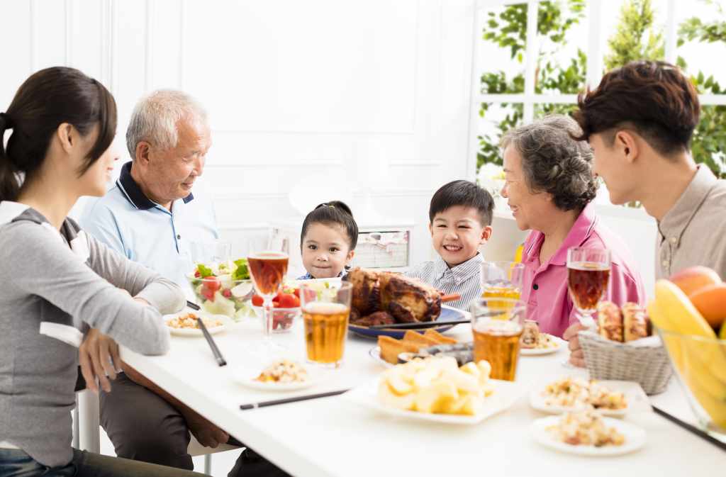 11 Manfaat Makan Bersama Keluarga, Mencerdaskan hingga Cegah Stres!