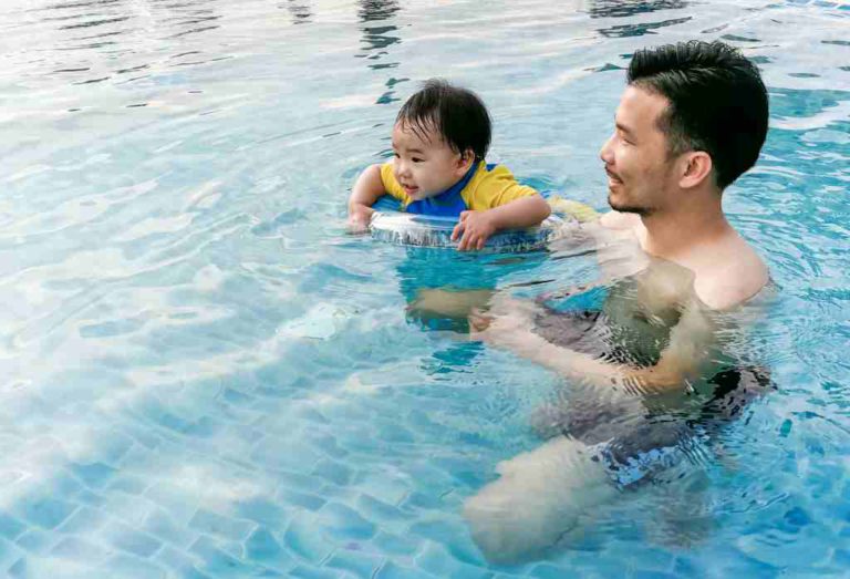 11 Manfaat Berenang Untuk Bayi (Orang Tua Wajib Tahu) - DokterSehat