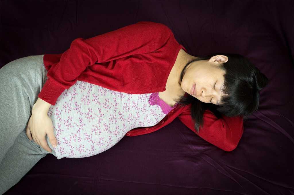 Posisi Tidur yang Aman dan Berbahaya Saat hamil