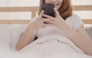 12 Cara Melakukan Phone Sex untuk Suami Istri