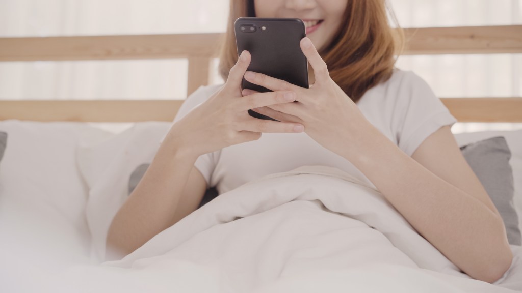 12 Cara Melakukan Phone Sex untuk Suami Istri