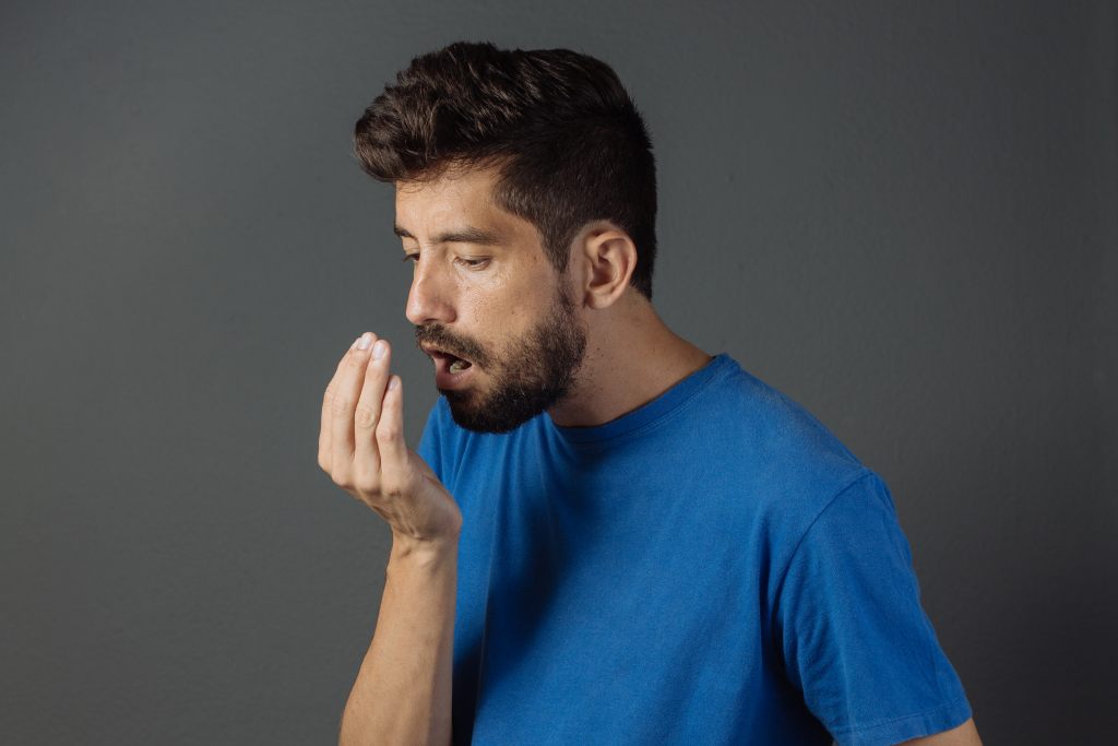 22 Cara Menghilangkan Bau Mulut Alami yang Cepat dan Ampuh