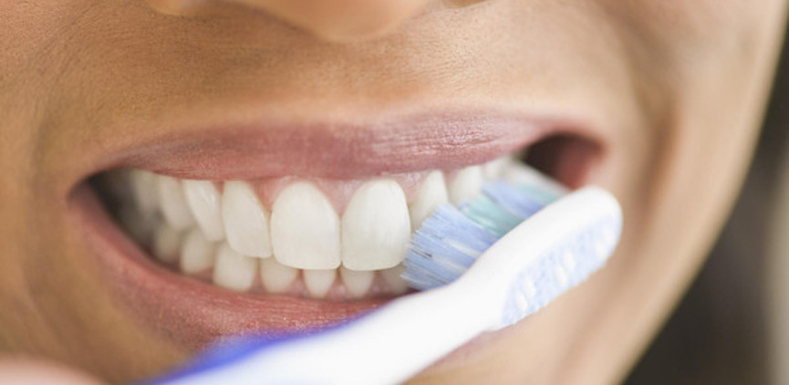 Menyikat Gigi Setelah Makan Pempek Bisa Menyebabkan Gigi Sensitif