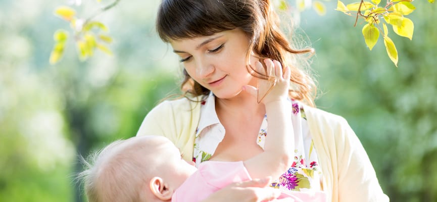 Gerakan Tangan Bayi Saat Minum ASI Bisa Menandakan Bahwa Bayi Sudah Kenyang