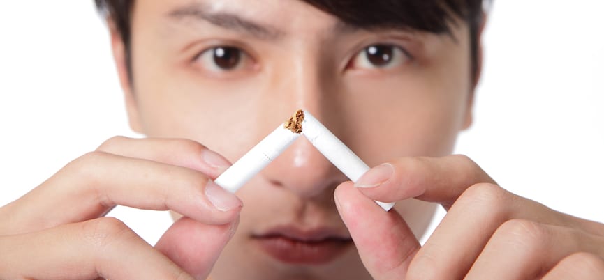 Terkena Bara Rokok Saat Bermotor, Mata Pria Ini Terkena Iritasi