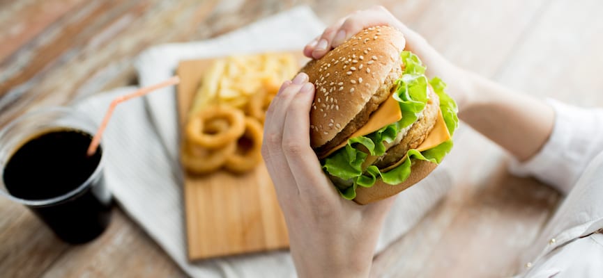 Selain Kanker, Sering Mengonsumsi Burger Juga Bisa Memicu Peradangan Usus