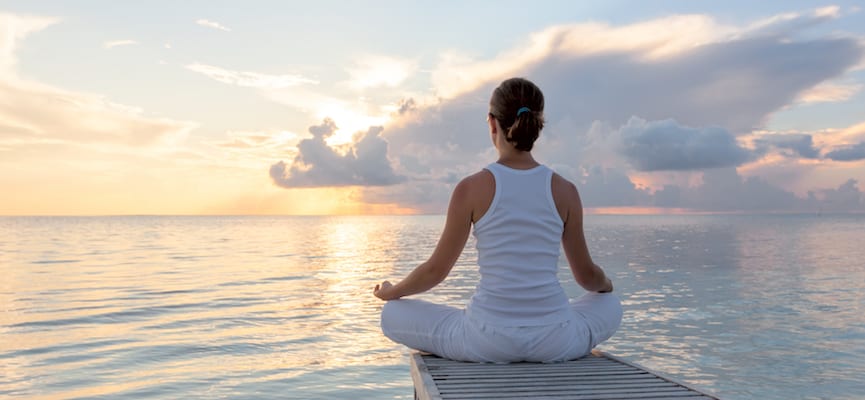 Mengapa Banyak Orang yang Melakukan Yoga Sambil Menghadap Sinar Matahari Pagi?
