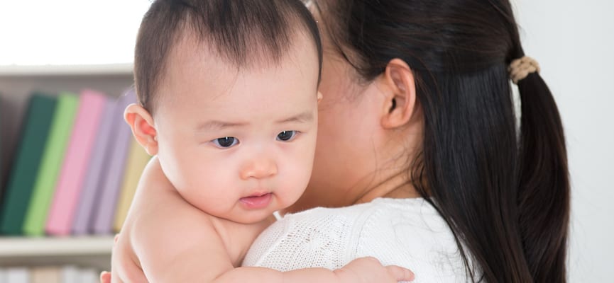 Teknik Menyendawakan Bayi yang Perlu Diketahui Orangtua