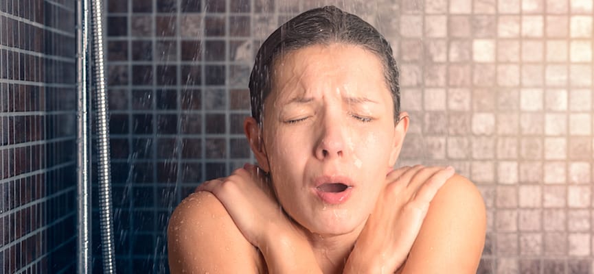 Benarkah Mitos Wanita yang Sedang Menstruasi Tidak Boleh Mandi Air Dingin?