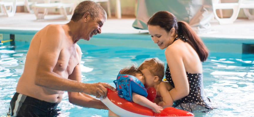 Cara Mengajari Bayi Berenang Ini Bisa Membuatnya Trauma