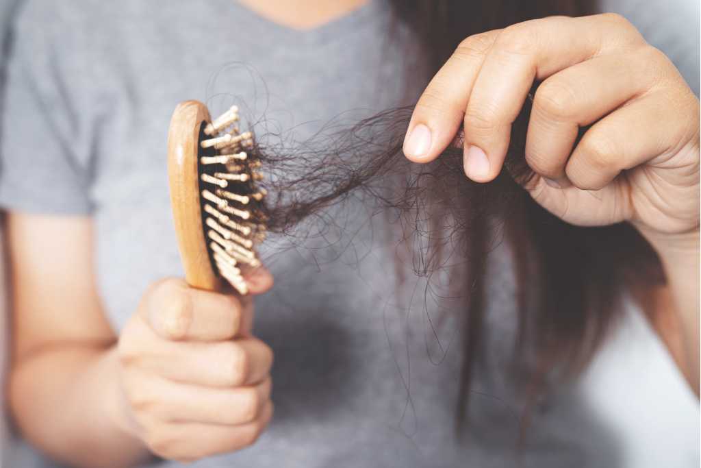 Penyebab dan 5 Cara Mengatasi Rambut Rontok Setelah Melahirkan