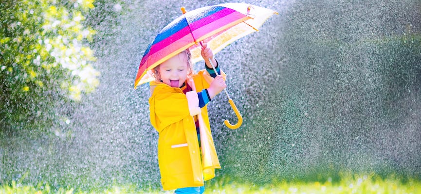 Manfaat Membiarkan Anak Bermain Hujan-Hujanan