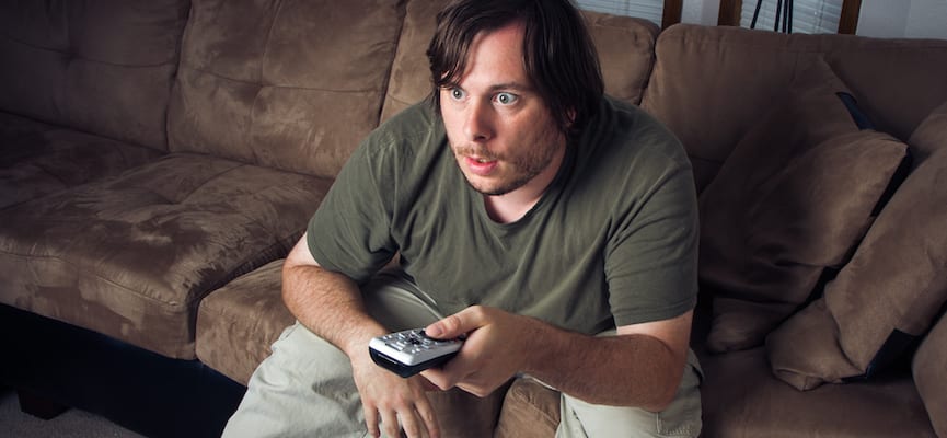 Pria Suka Menonton Televisi Terlalu Lama? Awas Resiko Gangguan Kesuburan