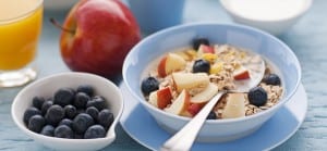 doktersehat-sehat-oatmeal-diet-fruits-buah-apel-berry-sarapan