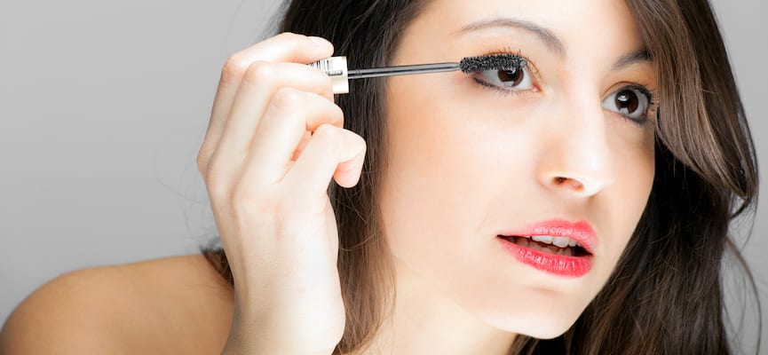 Bahaya Saling Pinjam Maskara dan Eyeliner untuk Kesehatan Wanita