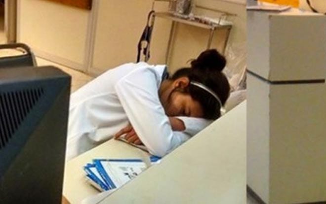 Seorang Blogger Mengambil Gambar Dokter yang Tertidur di Meja Kerjanya. Saat Ia Mempostingnya Di Internet, Reaksi Para Netizen Sangat Berbeda Dari Yang Ia Perkirakan…