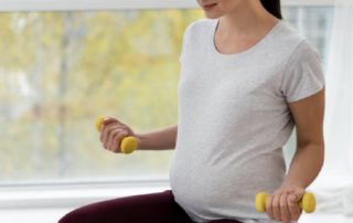 Risiko yang Perlu Diwaspadai Ketika Angkat Beban Berat saat Hamil