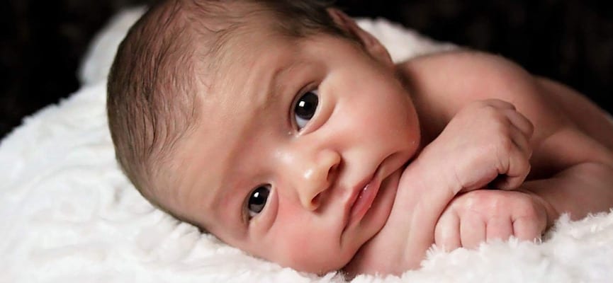 Benarkah Mitos Memotong Bulu Mata Bayi Bisa Membuatnya Lebih Lentik?