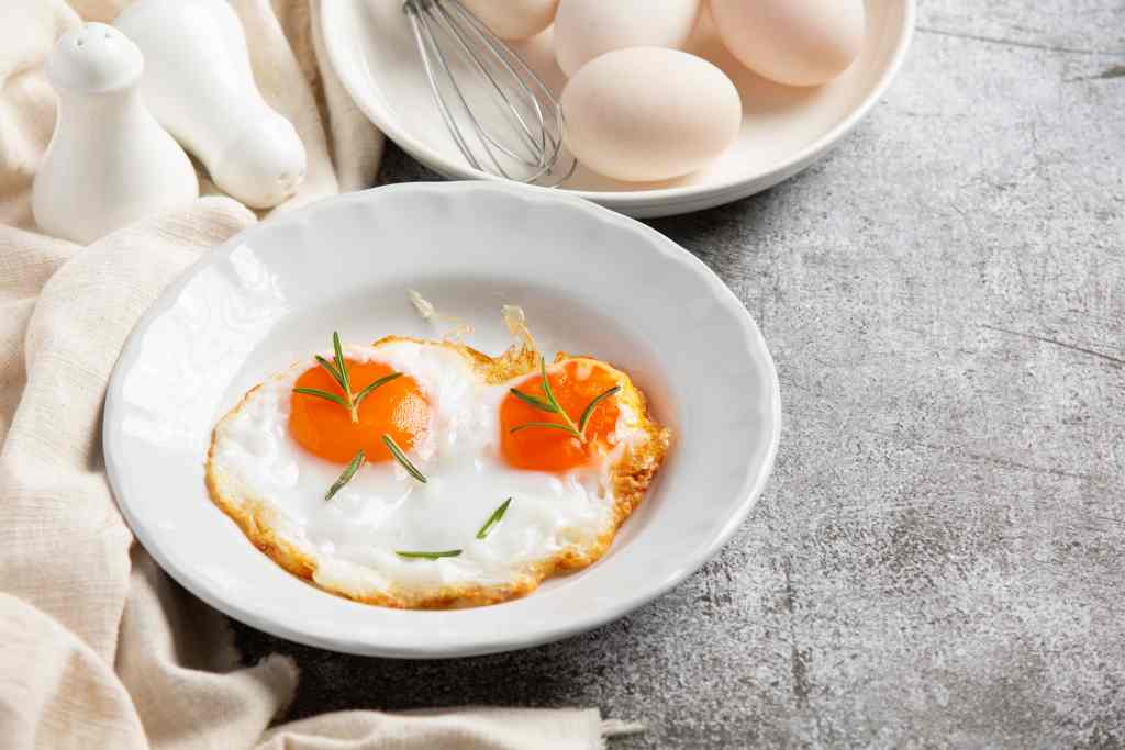 Ibu Hamil Makan Telur Setengah Matang, Bolehkah?