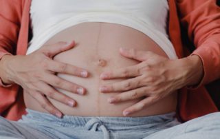 Pusar Menonjol saat Hamil? Ini Penyebab dan Perawatannya