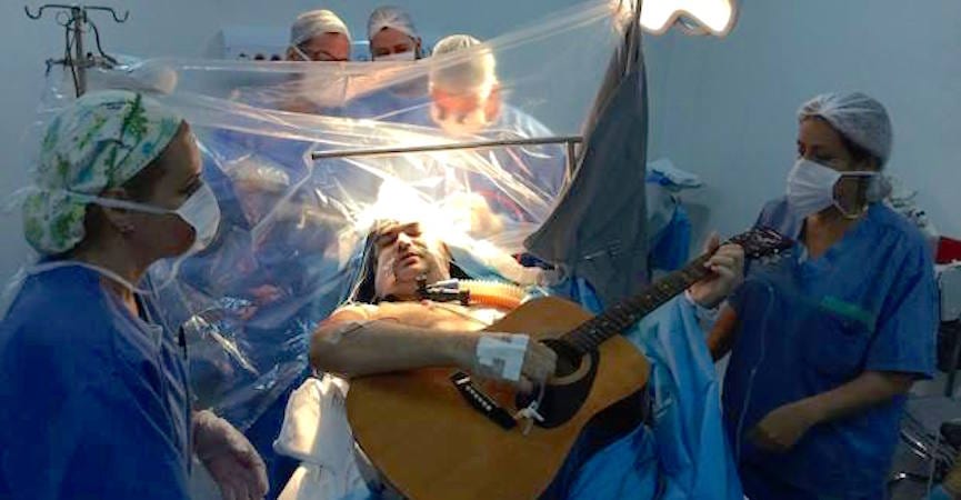 Pria India Ini Bermain Gitar Sembari Menjalani Operasi Otak Selama 7 Jam
