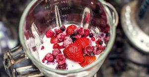 doktersehat-yoghurt-buah-berry-strawberry