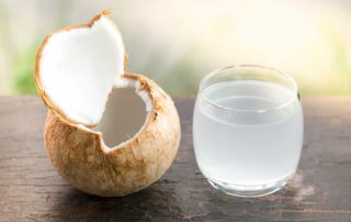 6 Manfaat Berbuka Puasa dengan Air Kelapa dan Aturan Minumnya