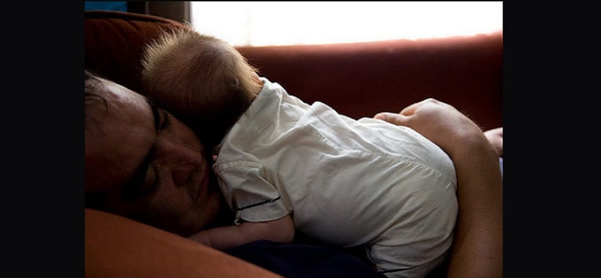 Bayi Ini Meninggal Gara-Gara Tidur di Dada Ayahnya