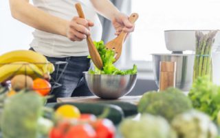 Benarkah Ibu Hamil Tidak Boleh Makan Sayuran Mentah?