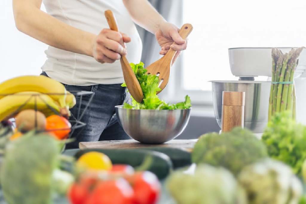 Benarkah Ibu Hamil Tidak Boleh Makan Sayuran Mentah?