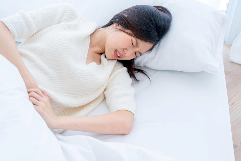 7 Posisi Tidur untuk Meredakan Nyeri Haid