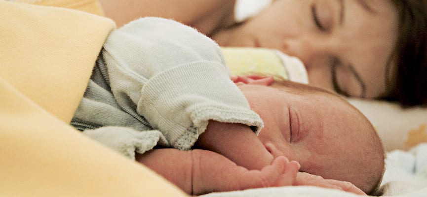 Benarkah Tidur Bersama Orang Tua Dapat Membahayakan Bayi?