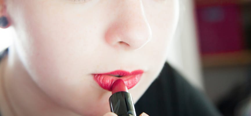 Dampak Tak Terduga Kandungan Lipstik Bagi Otak Kita