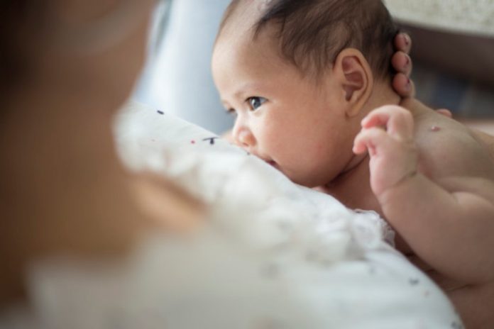 bayi-muntah-setelah-minum-asi-doktersehat