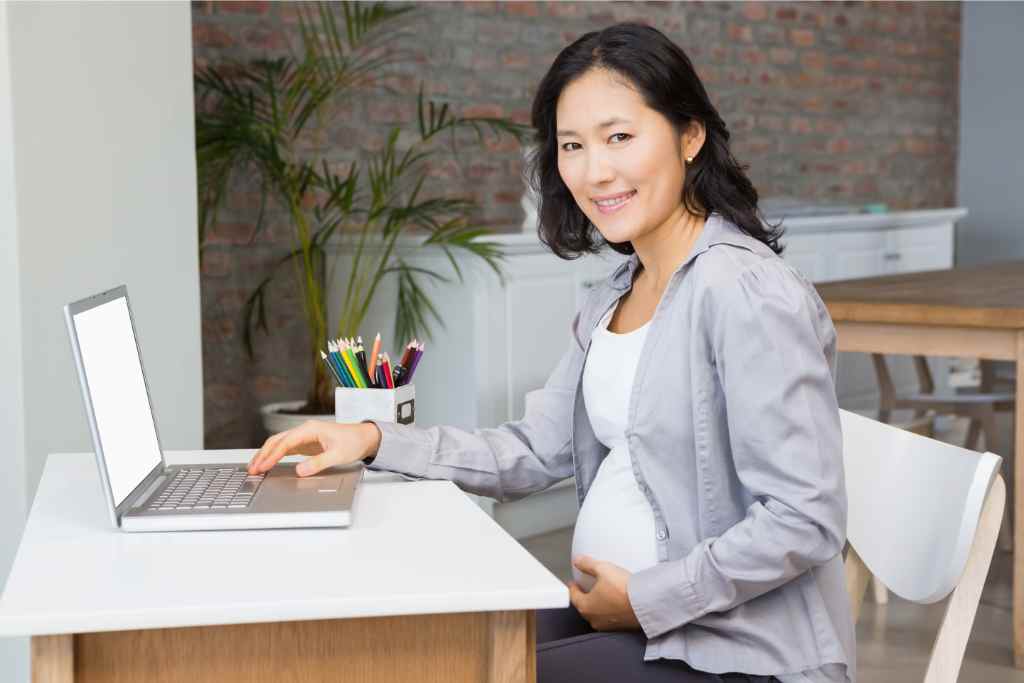 7 Tips Tetap Sehat untuk Ibu Hamil yang Bekerja