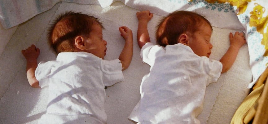 5 Pertanyaan Seputar Menyusui Bayi Kembar