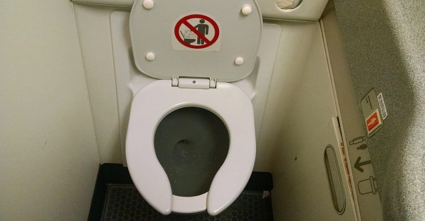 Wuzzz, Begini Cara Kerja Toilet di Dalam Pesawat yang Sedotannya Dahsyat