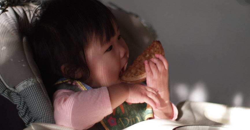 Tips Melatih Anak Agar Mau Makan Sendiri