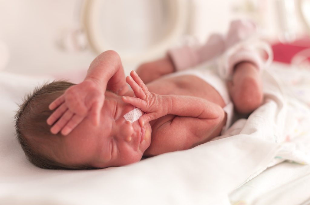 10 Cara Merawat Bayi Prematur di Rumah (Orang Tua Harus Tahu!)