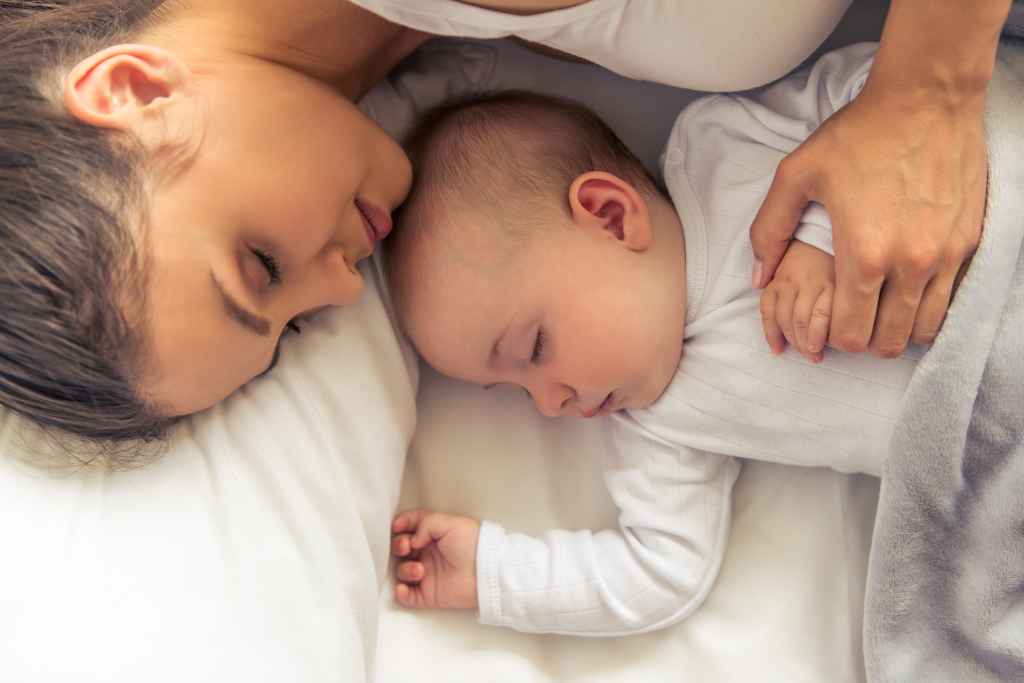 Hati-Hati! Ini Bahaya Jika Bayi Tidur Seranjang dengan Orang Tua