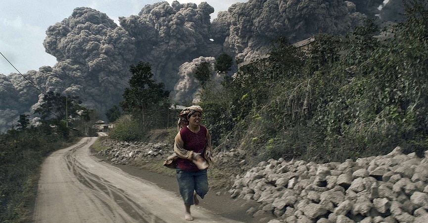 Gunung Sinabung Kembali Meletus, Waspadai Dampak Abu Vulkanik Bagi Kesehatan