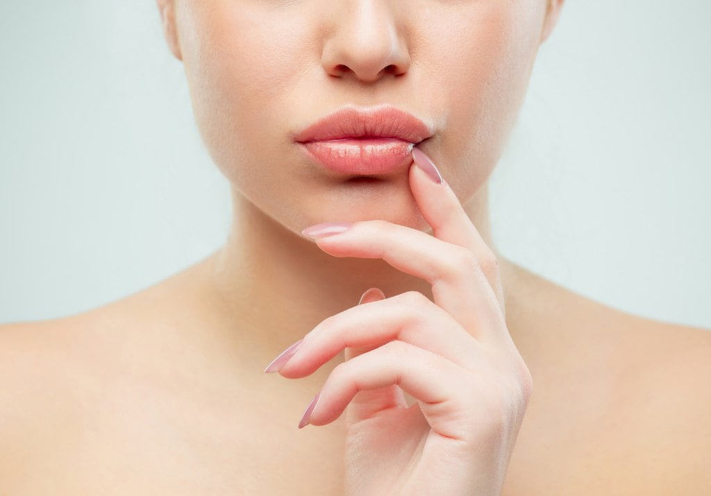 7 Ramuan Alami Ini Bisa Menghilangkan Bintik Putih di Bibir