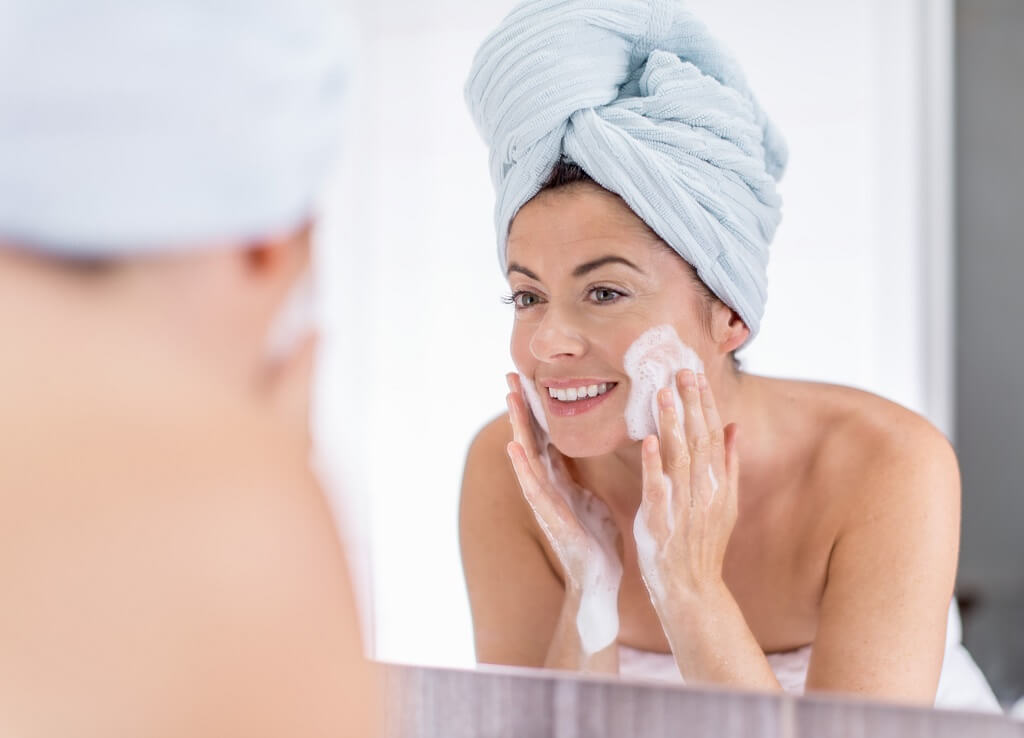 Mana yang Lebih Baik Mengatasi Kulit Wajah Berminyak, Facial Foam atau Facial Wash?