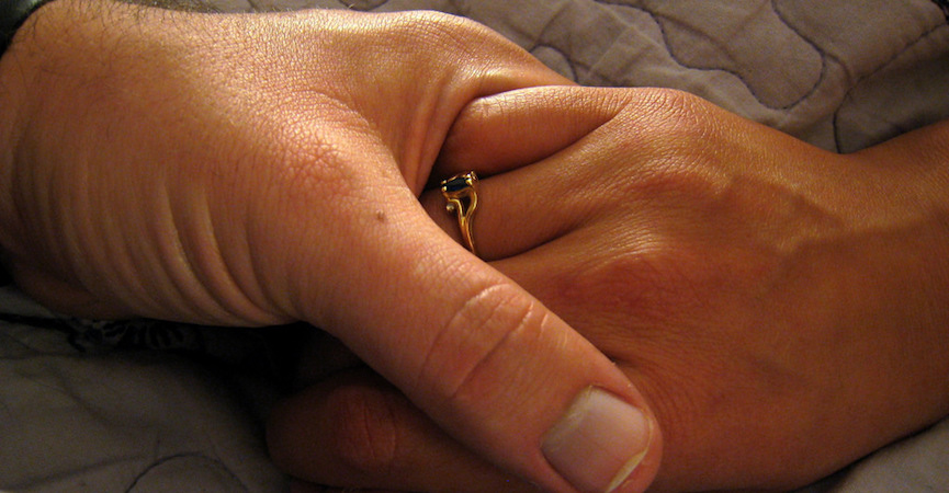 Pegang Tangan Pasangan Mampu Kurangi Rasa Sakit, Benarkah?