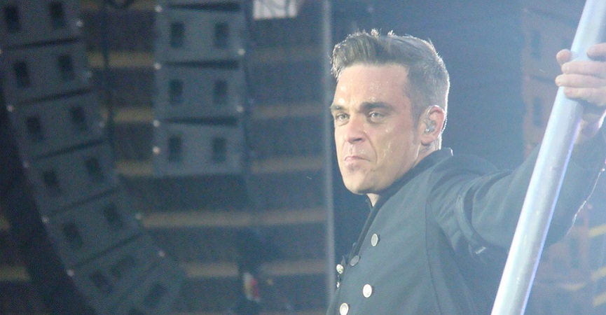 Aneh! Penyanyi Robbie Williams Bisa Makan Sambil Tidur
