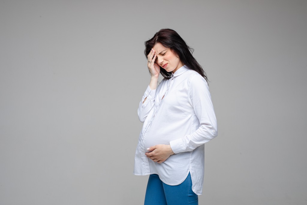 Waspadai! Ini 6 Bahaya Berdiri Terlalu Lama bagi Ibu Hamil